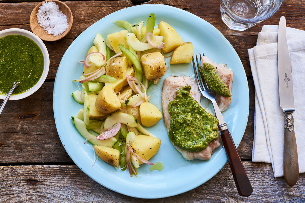 Zarter Nilbarsch mit Kerbel-Pesto und Kartoffel-Salat