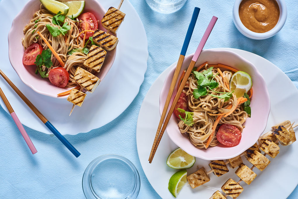 Asiatischer Nudel-Salat mit Erdnuss-Sauce und Tofu-Spießen