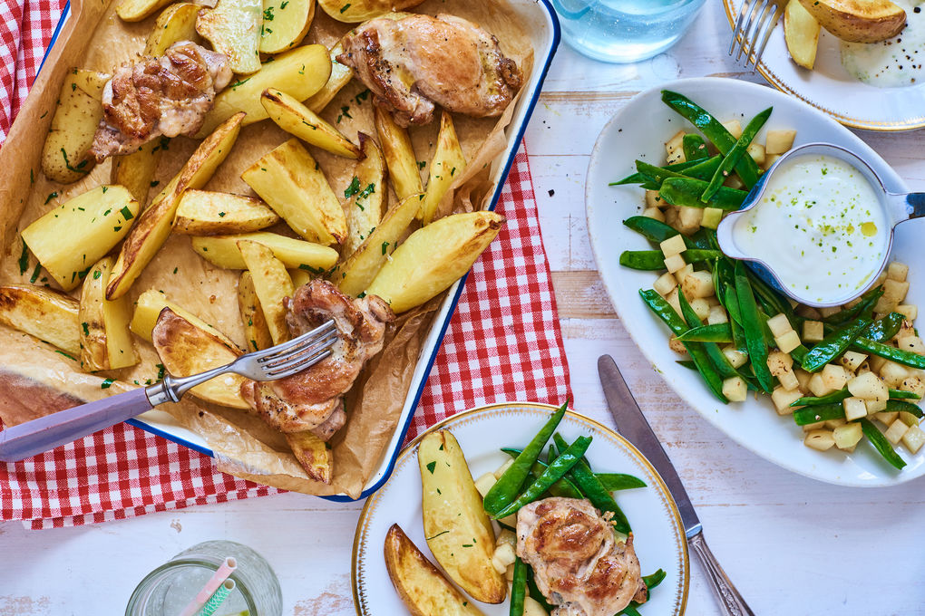 Knusprige Hühnerkeulchen mit Ofenkartoffeln und Kohlrabi