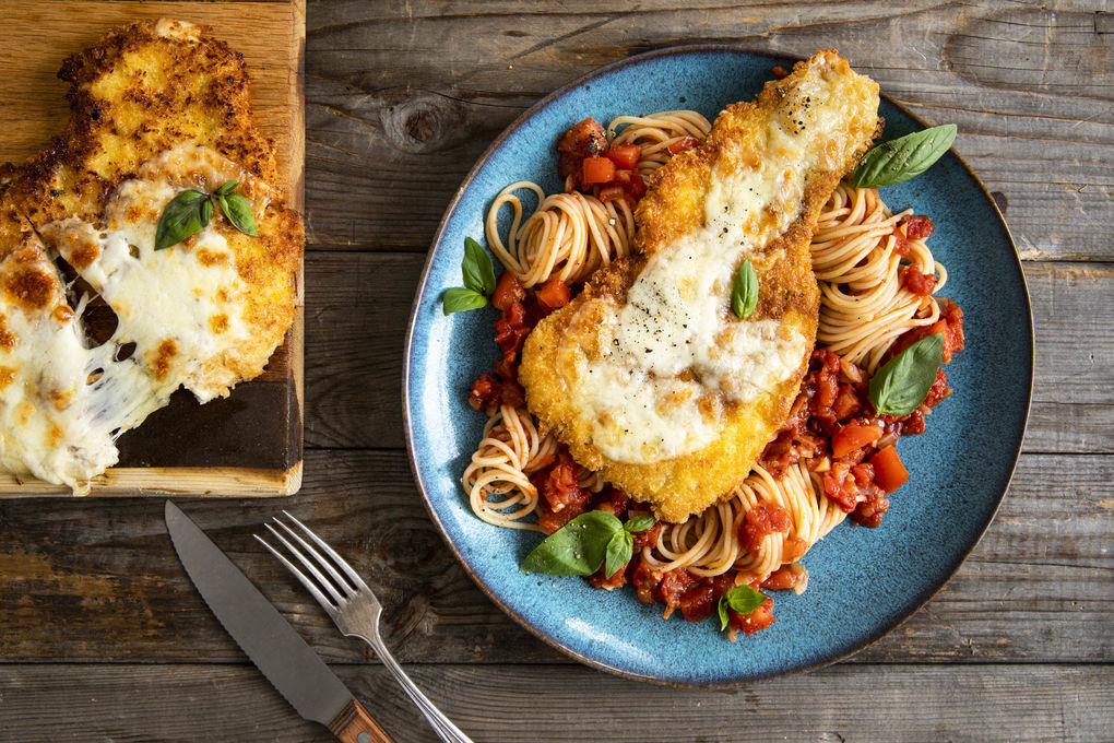 Mozzarella-Hähnchenschnitzel auf Pasta mit Tomatensauce