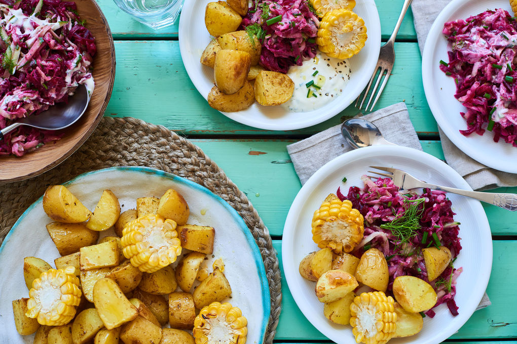 Krosse Ofen-Kartoffeln mit Maiskolben und Rote-Beete-Salat