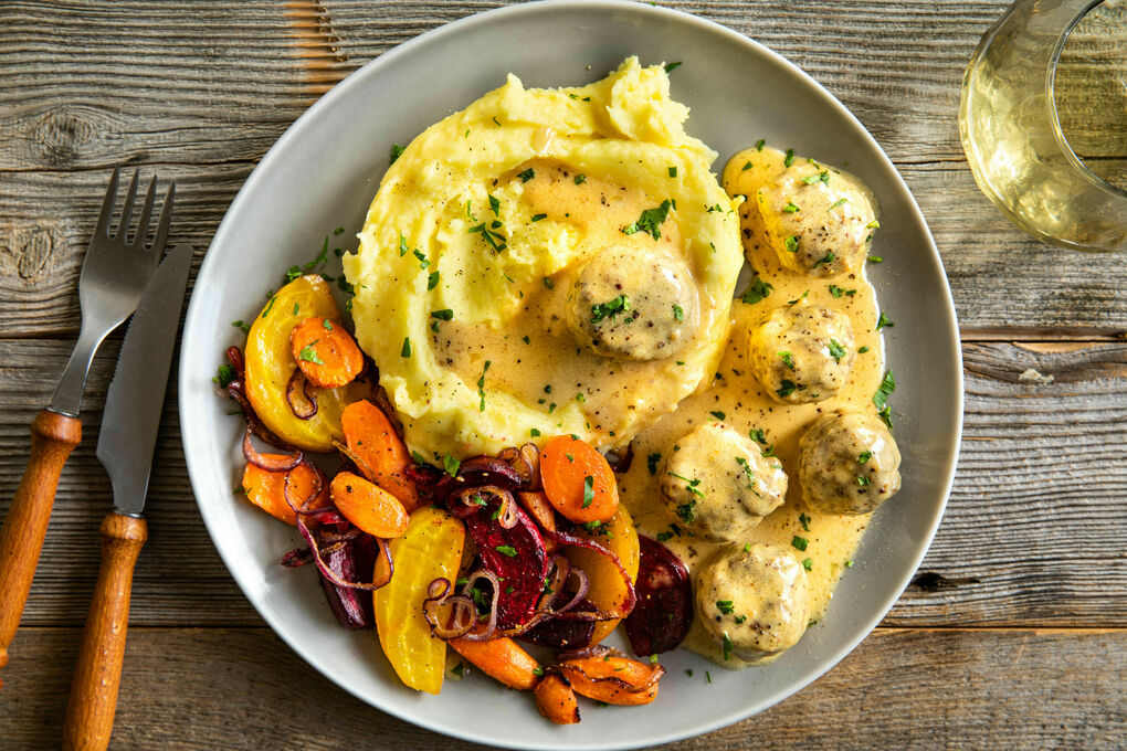 Schwedische Rindfleischbällchen in Sauce mit Püree, Röstzwiebeln und Wintergemüse