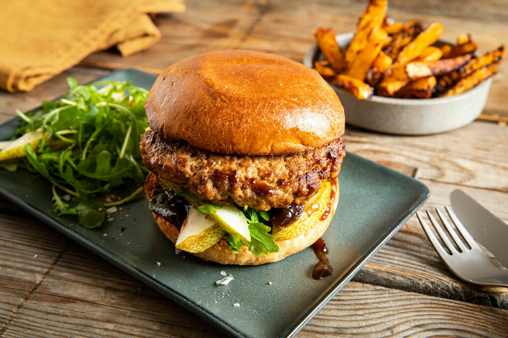 Saftiger Burger mit Rucola und Birne dazu gebackene Steckrübe