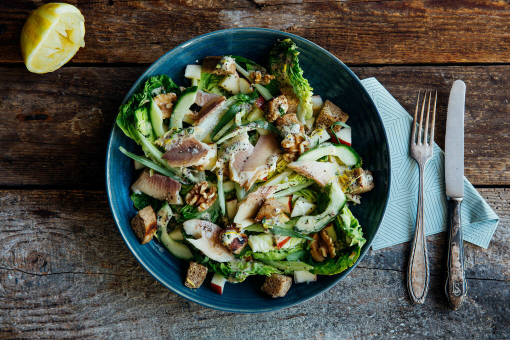 Waldorfsalat mit geräucherter Makrele und Croûtons