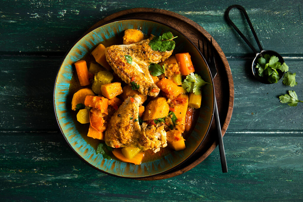 Tajine mit Hähnchenflügeln und Süßkartoffel-Möhren-Gemüse