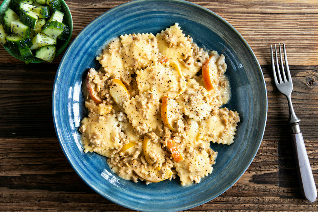 4-Käse-Ravioli mit Schweinehack und gebratenem Apfel, dazu Gurken-Mohn-Salat
