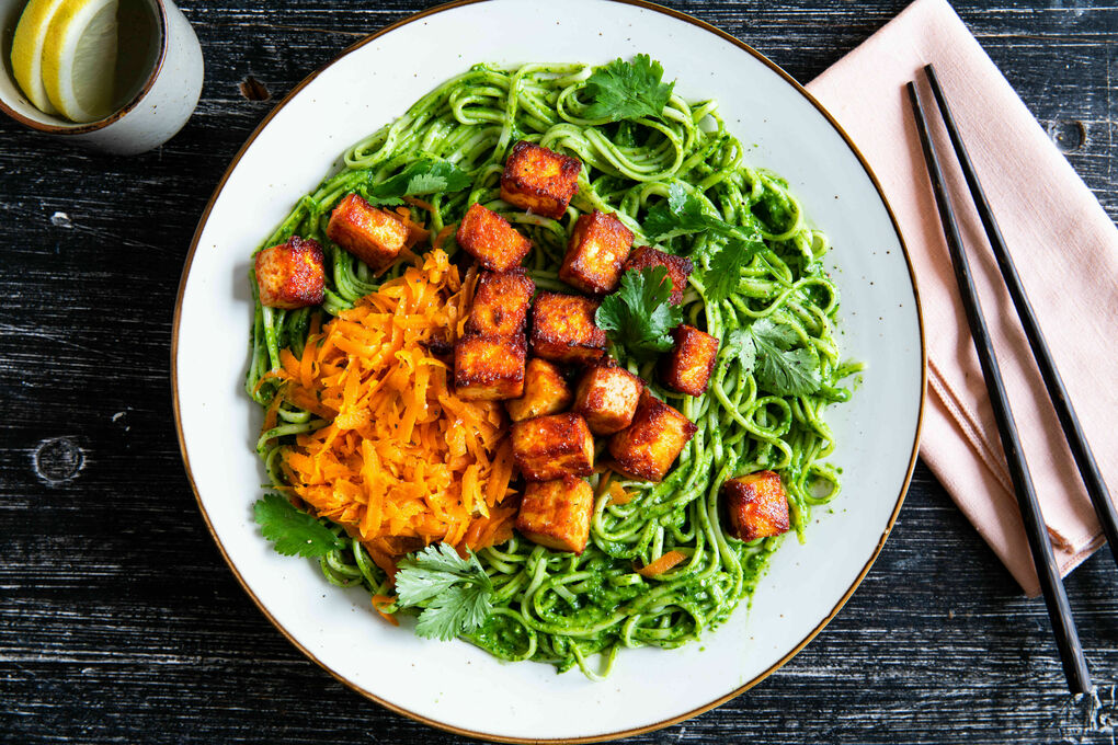 Tofu mit koreanischer Chilipaste auf Udon-Nudeln mit Cashew-Spinat-Pesto