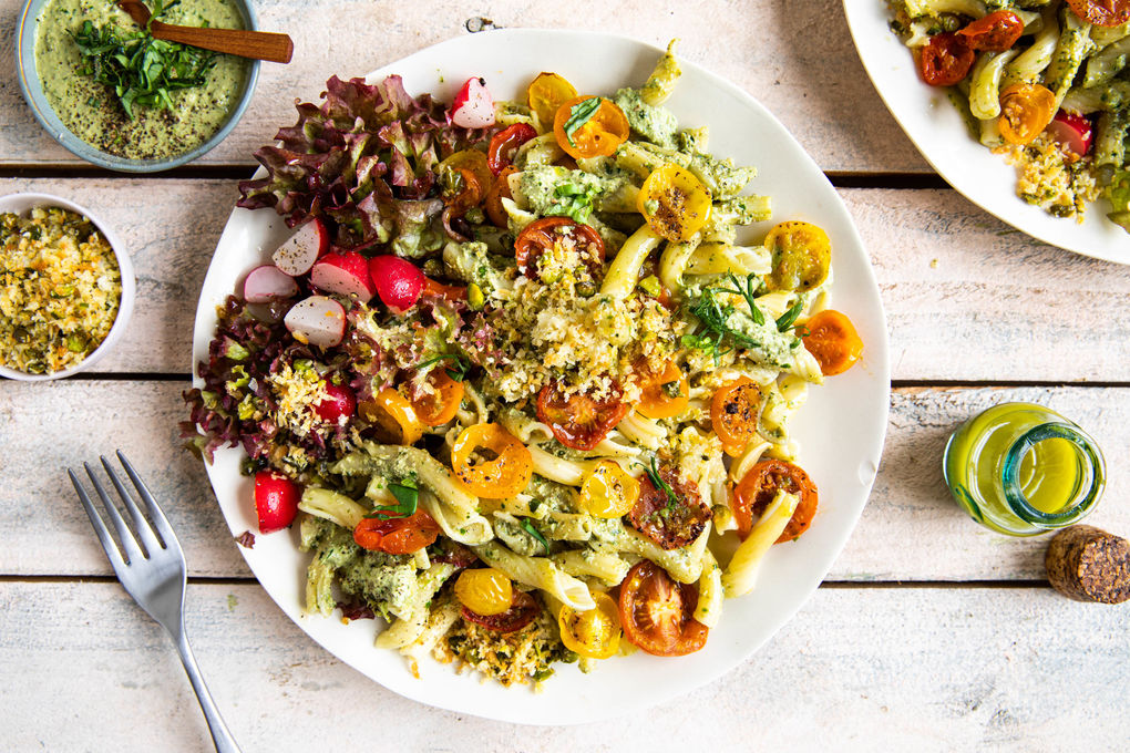 Torchiette mit Kapernpesto und Nüssen mit bunten Rösttomaten und Radieschen-Salat