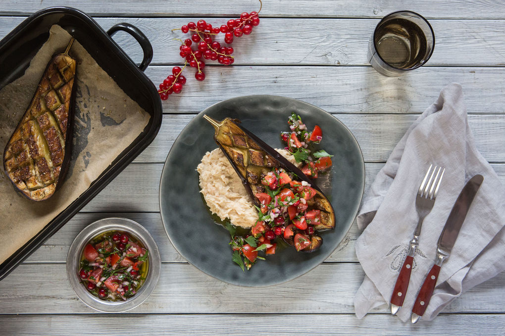 Geröstete Aubergine mit Tomatensalsa an Bohnenpüree
