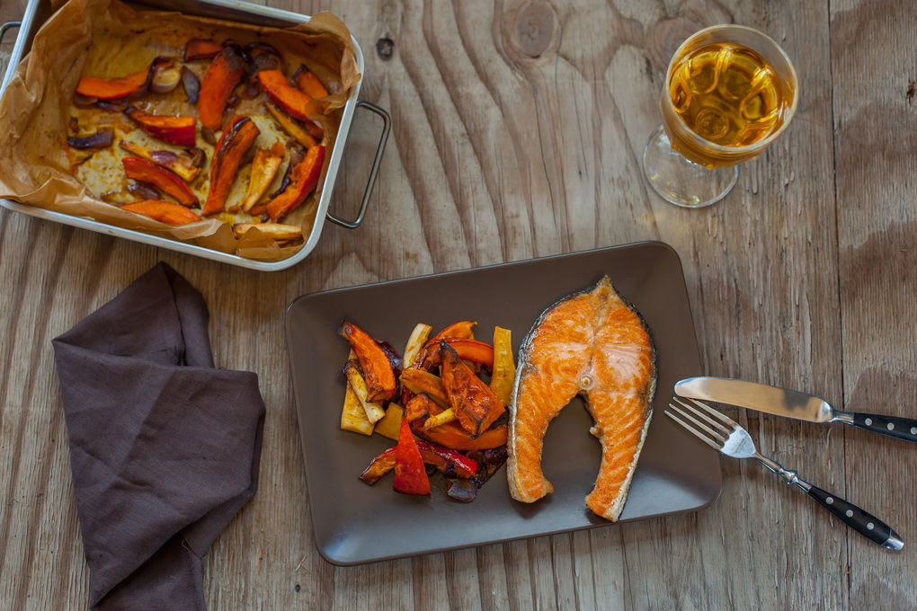 Lachskotelett und Ofengemüse mit Orangen-Harissa Vinaigrette