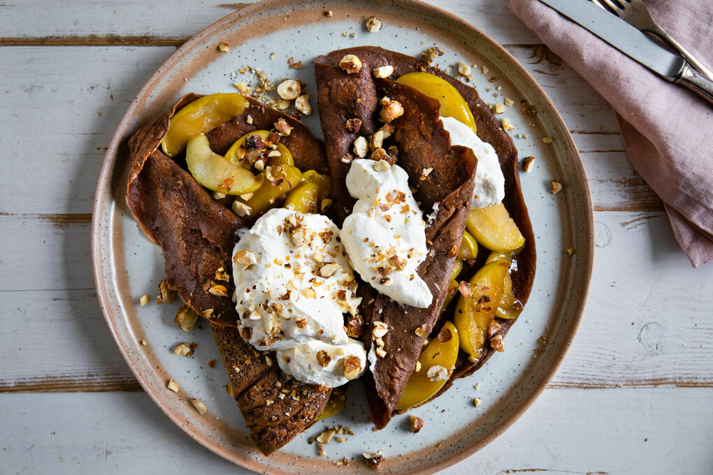 Special: Apfel-Schoko-Crêpes mit Schlagsahne und karamellisierten Nüssen