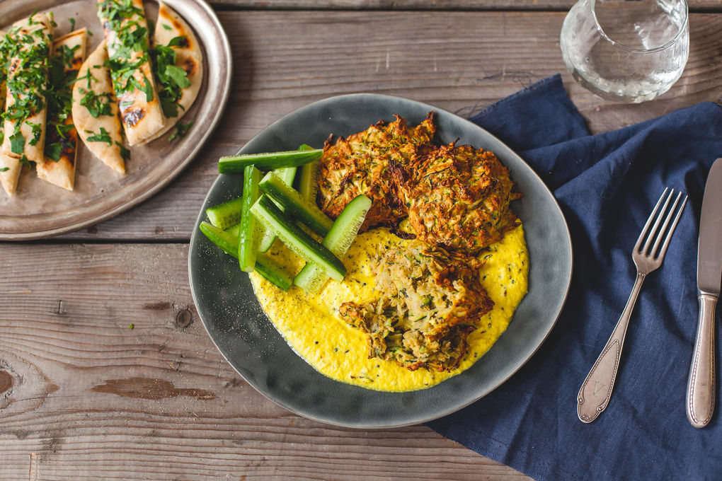 Zucchini-Puffer mit Quarksauce und Petersilien-Naan