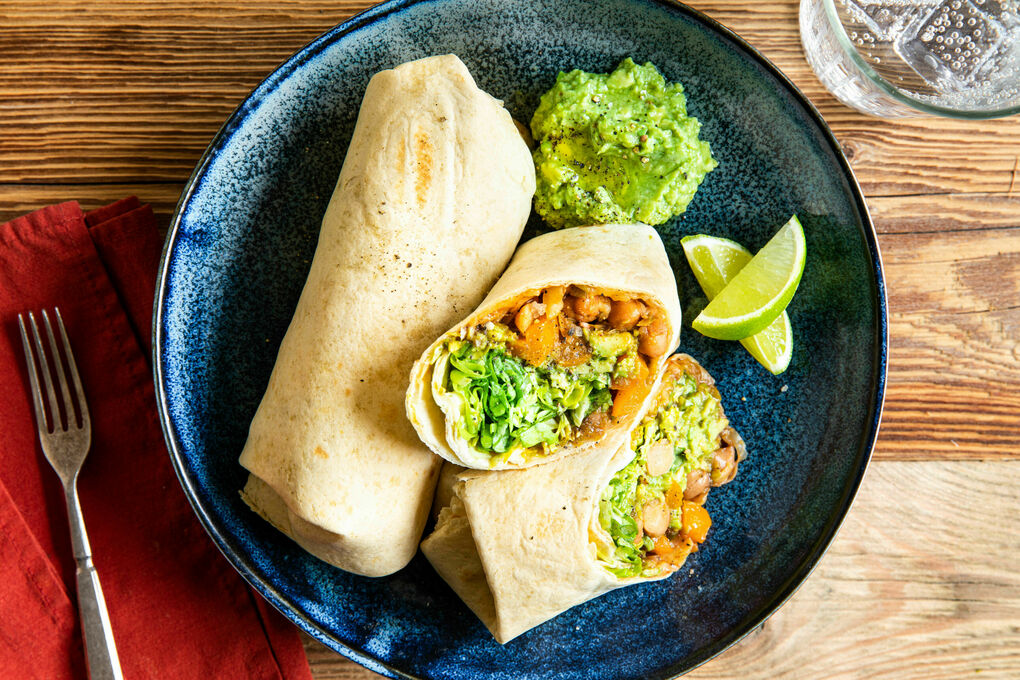 Burritos mit BBQ-Bohnen und Käse mit Salat und Guacamole