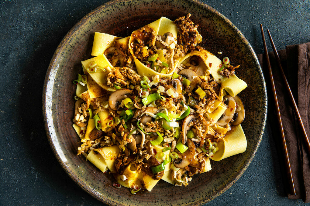 Dim-Sum-Pasta mit Tofu in würziger Champignon-Lauch-Sauce