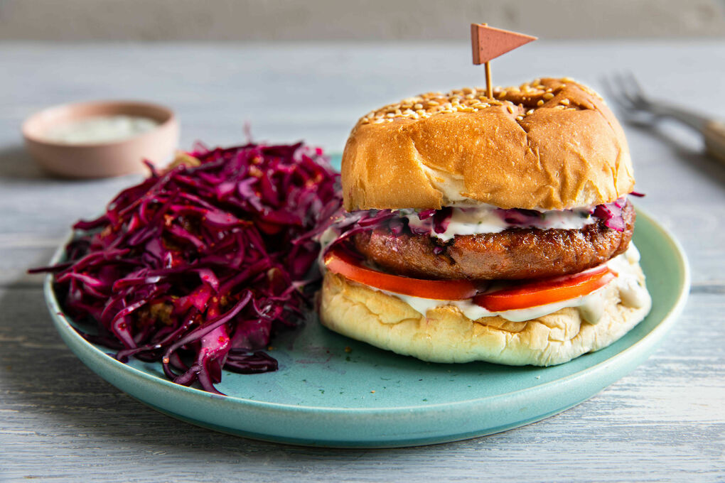Veganer Hamburger mit Ranchdressing und knackigem Rotkohlsalat