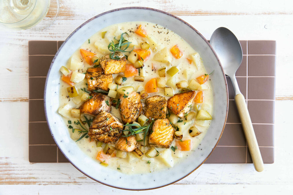 Finnische Lachssuppe mit Apfel, Pastinake und Estragon