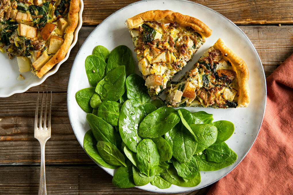 Hackfleisch-Käse-Quiche fruchtig-fein mit Birne, Lauch und Spinat