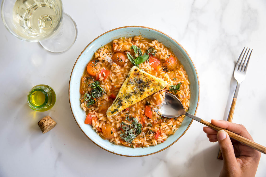 Mediterraner Kräuter-Feta auf Paprika-Tomaten-Risotto