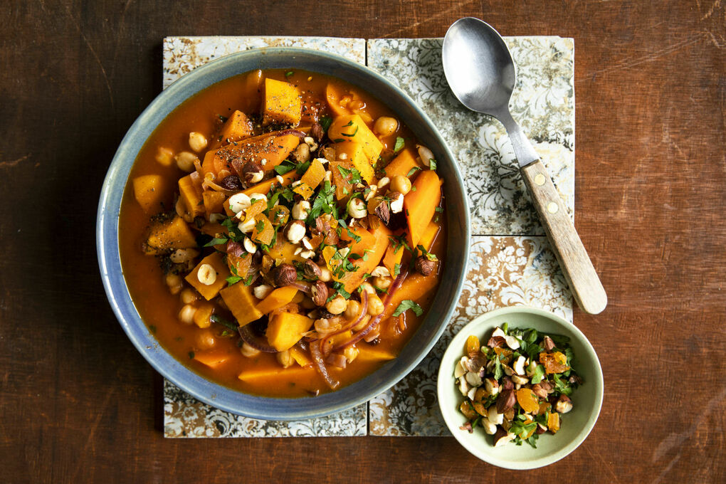 Bunte Gemüsetajine mit Rosinen und feinem Haselnuss-Aprikosen-Topping