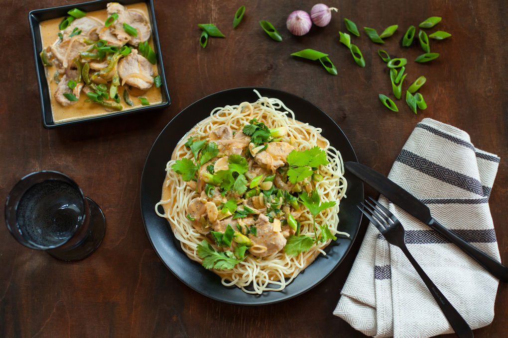 Thailändische „Chiang Mai“- Nudeln mit Schweinefilet und Paprika