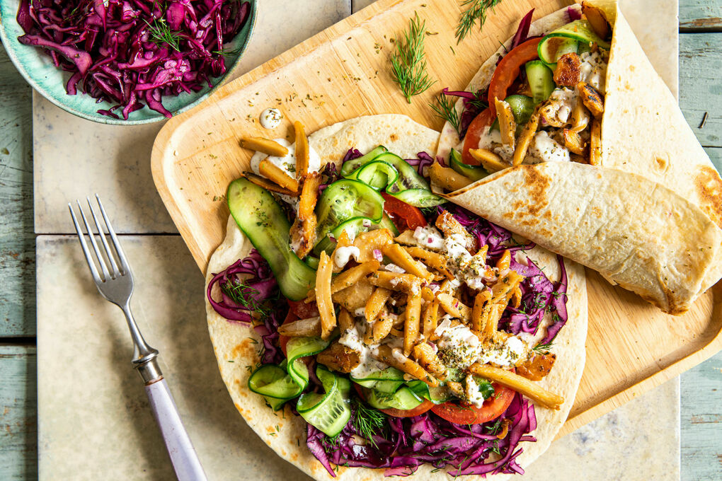 Vegane „Hähnchen“-Wraps mit Rotkohlsalat und eingelegter Gurke
