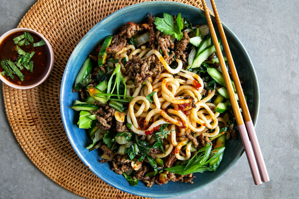 „Dan-Dan“-Nudeln mit Rinderhack und würzig-pikanter Hoisin-Chili-Sauce