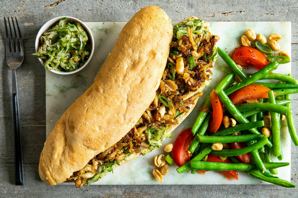 Rendang-Hähnchen-Sandwich mit Grüne-Bohnen-Erdnuss-Salat