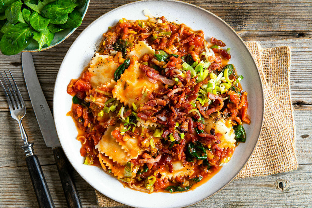 4-Käse-Ravioli mit knusprigem Speck in Tomatensauce, dazu Spinatsalat