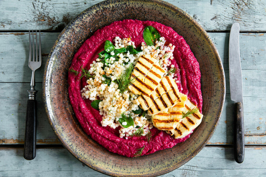 Halloumi auf Rote-Bete-Borani und Perlencouscous mit Dukkah