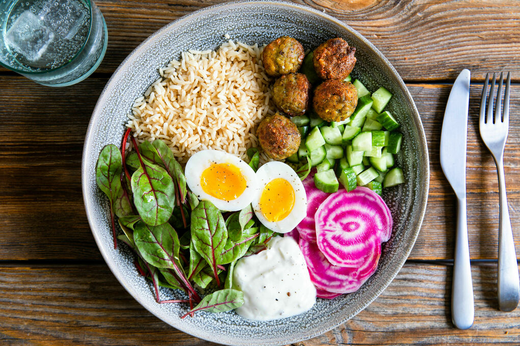 Falafel und Ei auf Naturreis mit Chioggia-Bete und Joghurtdip