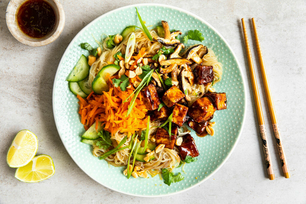 Vietnamesische Nudeln mit Tofu mit Shiitakepilzen und knackigem Gemüse