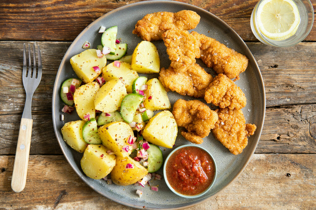 Knusprige Hähnchennuggets mit Tomatensalsa und Kartoffelsalat