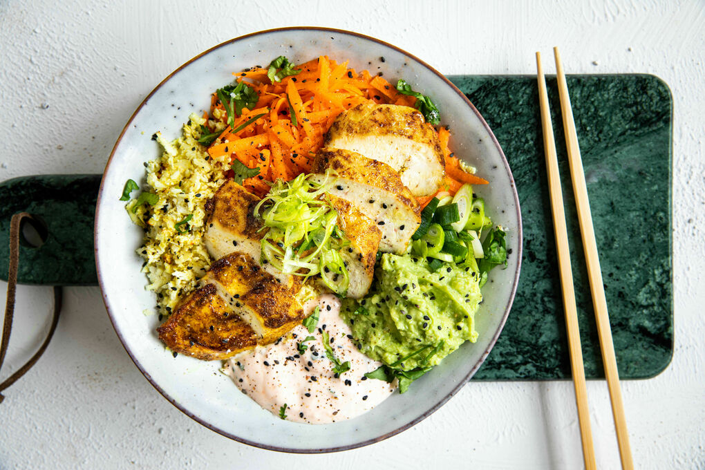 Asiatische Hähnchen-Bowl mit Blumenkohlreis und Guacamole