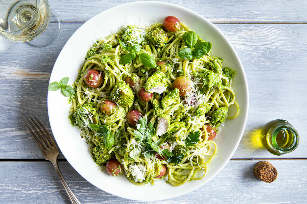 Pasta mit Hähnchen und Trauben in Basilikum-Spinat-Pesto mit Mandeln