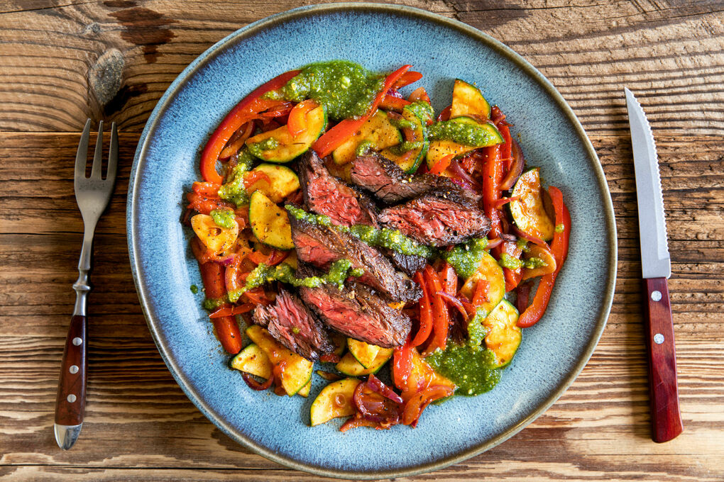 Rindersteak mit Erdnuss-Koriander-Pesto Low Carb auf Paprika-Zucchini-Gemüse