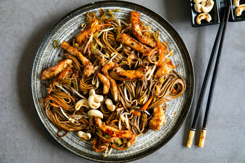 Sobanudeln mit Schwein und Gemüse würzig-fein mit Zitronengras und Cashewkernen