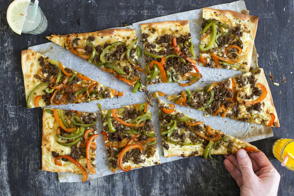 Flammkuchen Philly-Cheesesteak-Style mit saftigem Rinderhack und Paprika