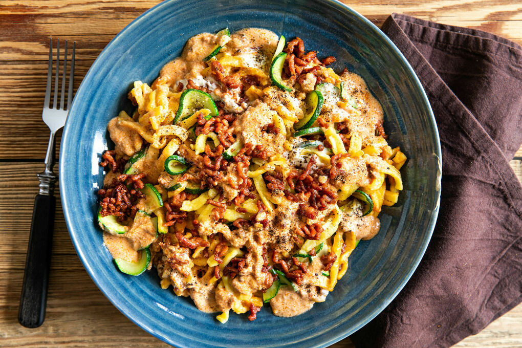 Cremige Spätzlepfanne mit Veggie-Hack mit Zucchini und würzigem Tomatenpesto