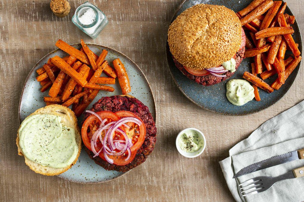 Rote-Bete-Feta-Burger mit Ofenkarotten und Trüffeldip
