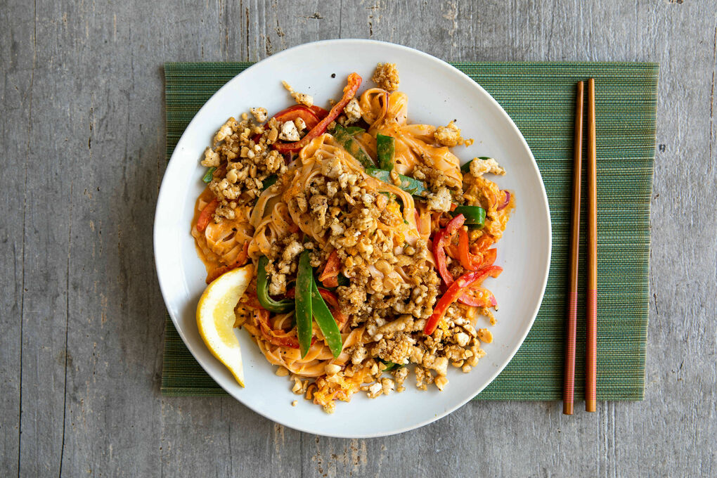 Thai-Nudeln mit Tofu-Erdnuss-Crumble mit Kokos-Curry-Sauce und Gemüse