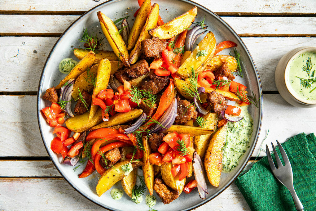 Loaded Fries mit veganem Burgerfleisch mit Paprika, Ranchdressing und Salsa