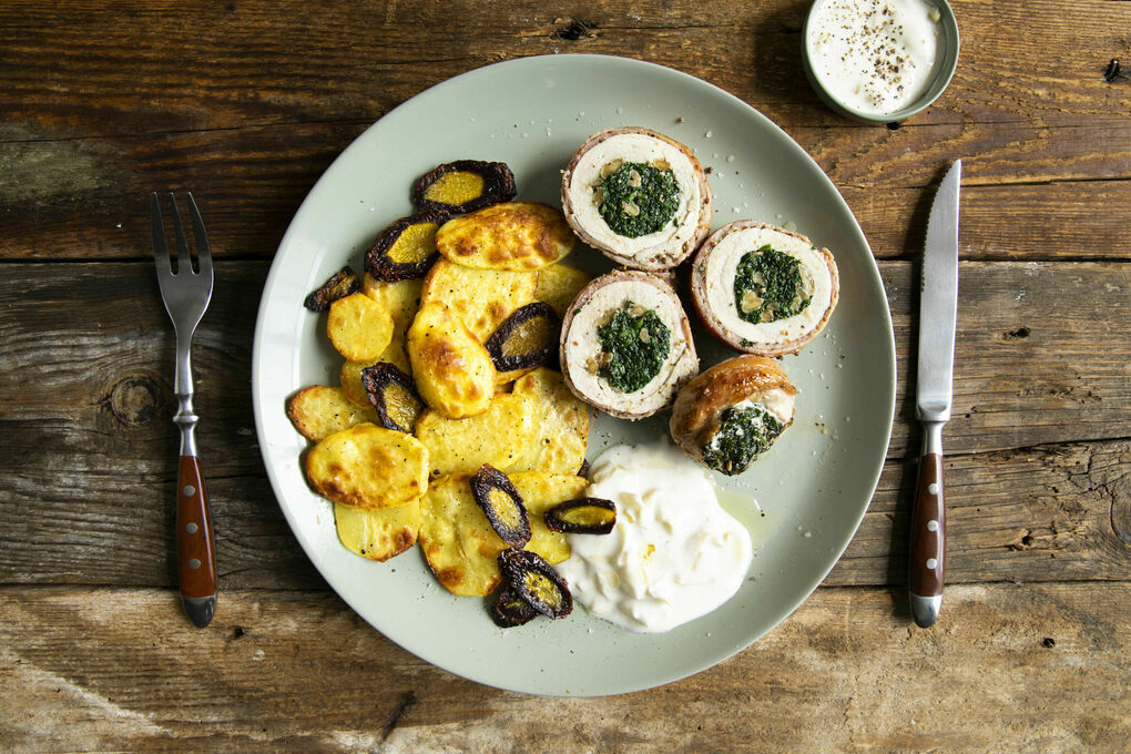 Hähnchen-Speck-Roulade mit Spinat dazu Ofengemüse und Joghurt-Lauch-Sauce