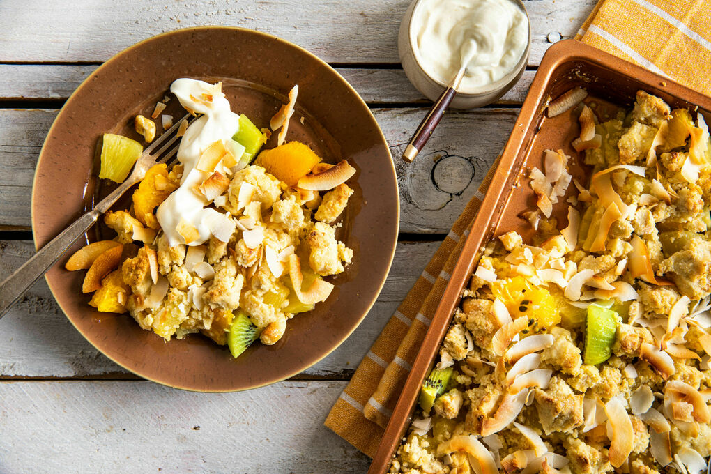 Tropisches Kiwi-Orangen-Crumble mit Kokosflocken und Vanillecreme