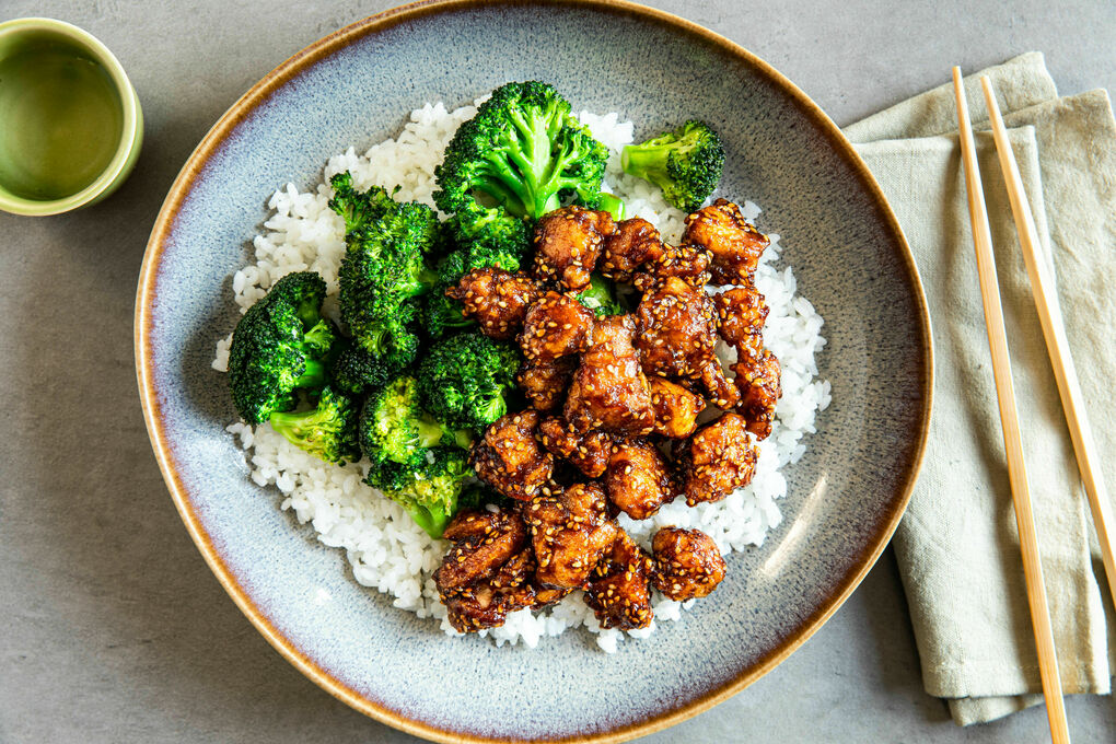 General Tsos Hähnchen mit Brokkoli und Sushireis