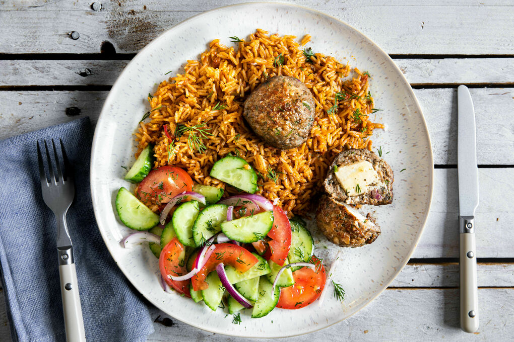 Bifteki mit Fetafüllung dazu Reis mit Tomaten-Oliven-Pesto und Salat