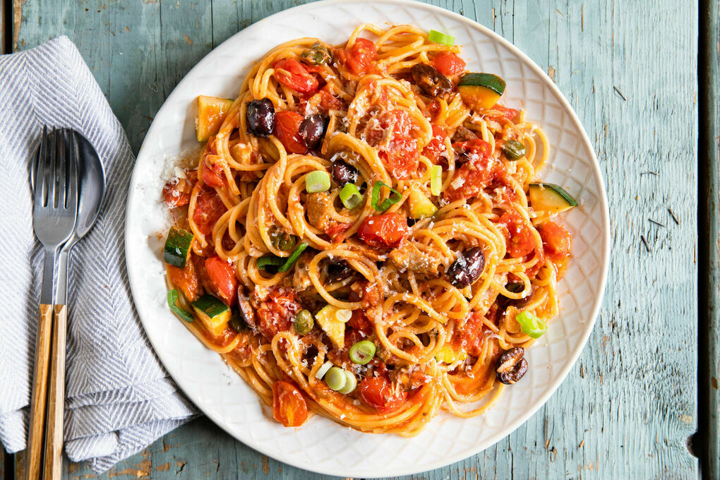 Spaghetti mit Thunfisch und Oliven mit Kirschtomaten und Zucchini
