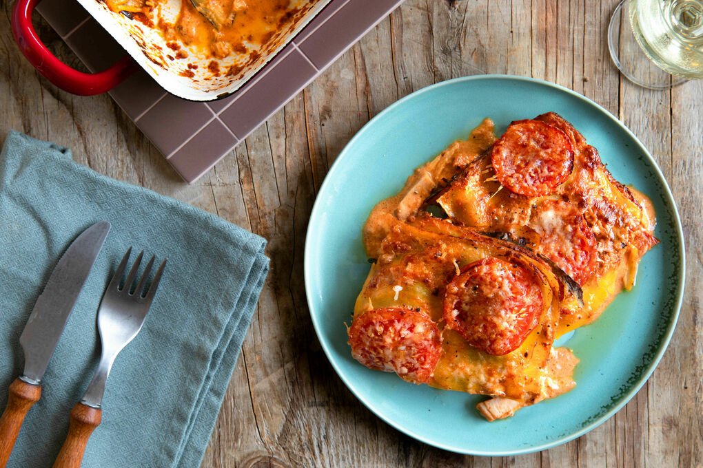 Auberginen-Hähnchen-Lasagne mit Tomaten-Oliven-Pesto und Käse