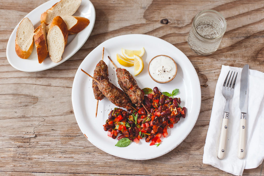 Paprika-Köfte mit buntem Bohnensalat und Joghurt-Dip