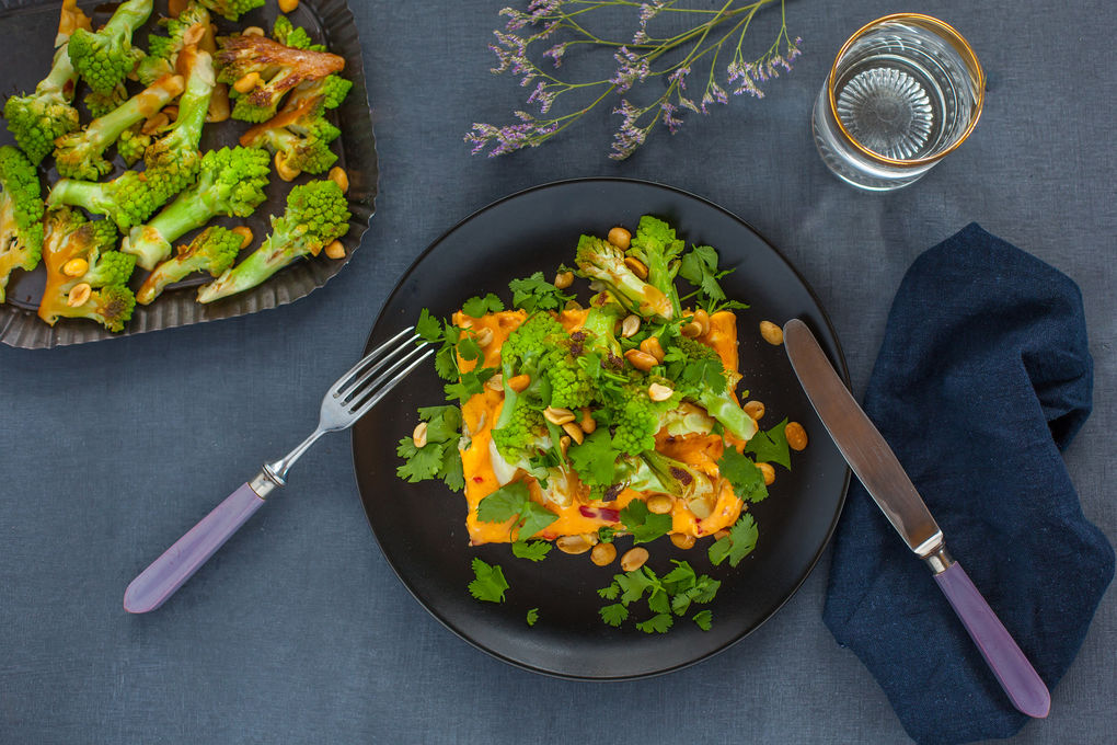 Indonesische Pancakes mit Romanesco-Erdnuss Topping und Koriand