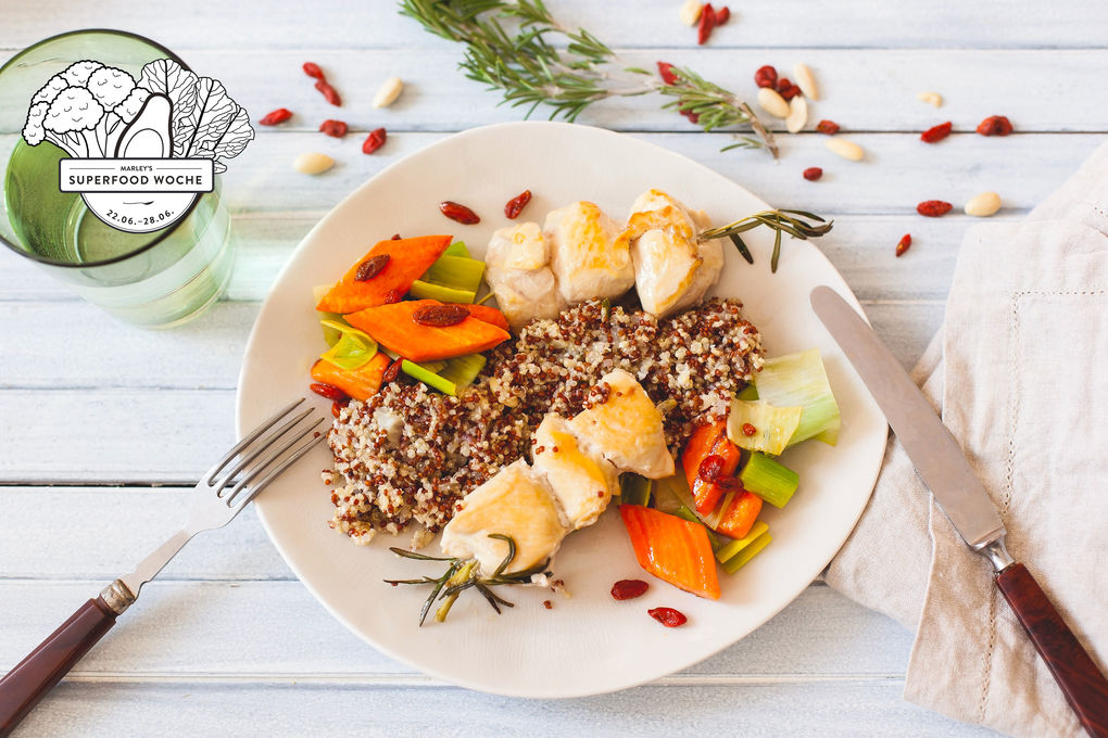 Hühnchen-Spieße mit Mandel- Quinoa, Gojibeeren und Karottengemüse